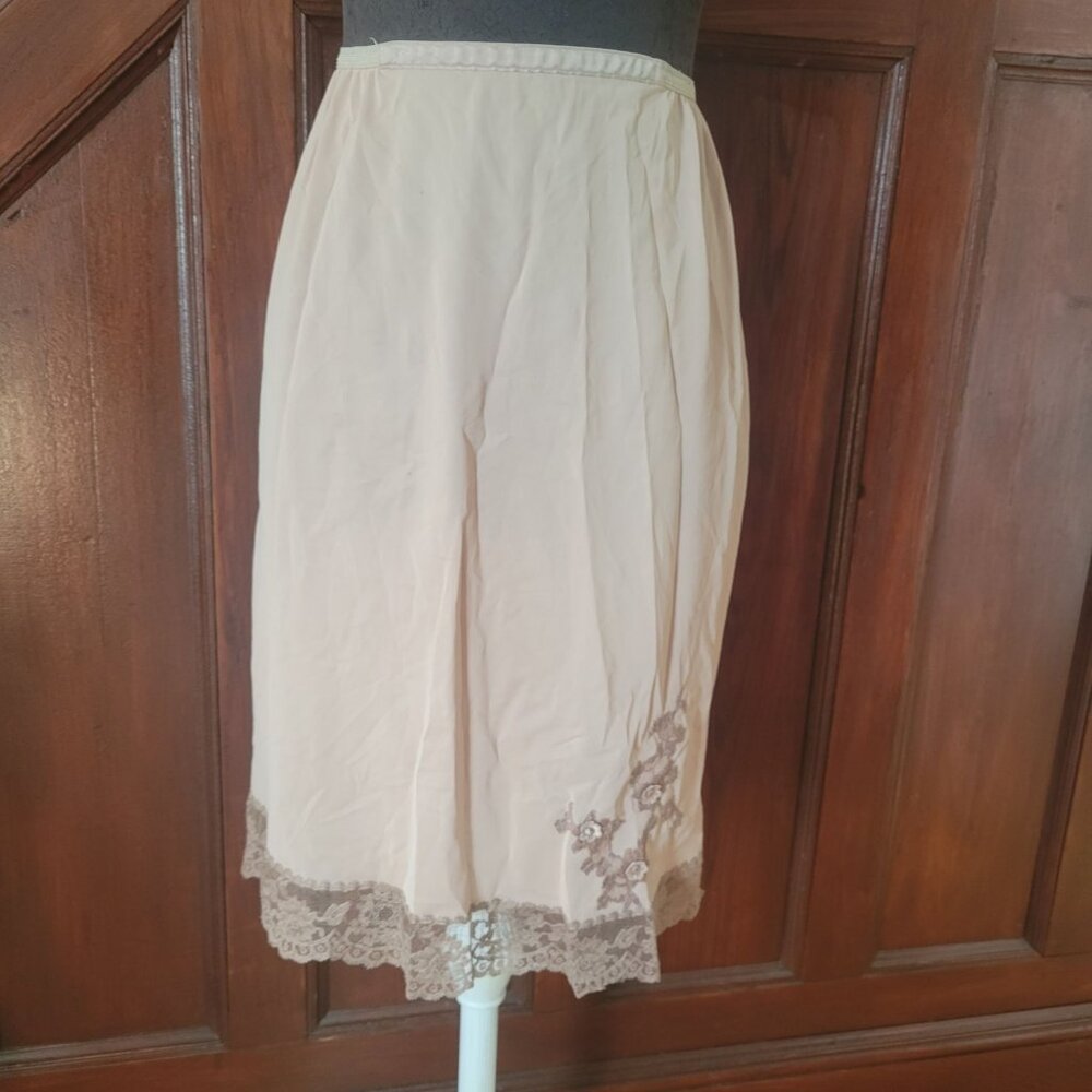 Vintage Beige Half Slip With Lace Hem & Floral Embroidery Size 30
